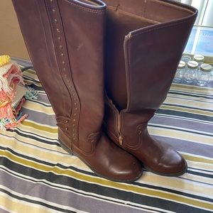 Women’s boots - brand unknown.